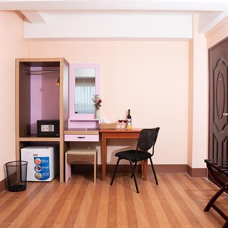 Hotel Chicago Rangoon Buitenkant foto
